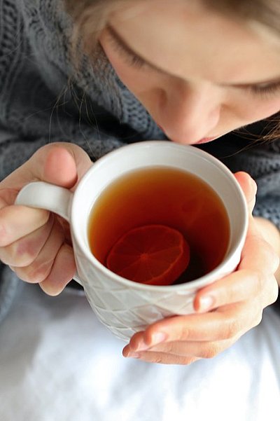 Frau mit Tasse Tee