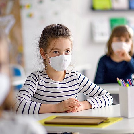 Aufnahme von Kindern in der Schule mit Maske