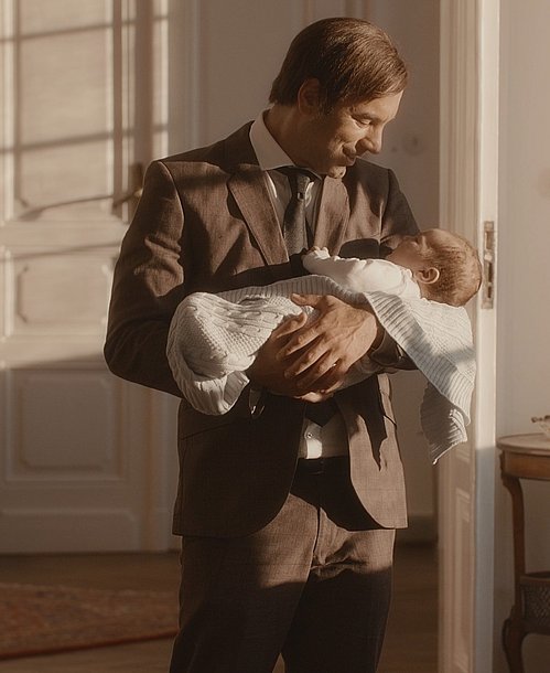 Dr. Karl Engelhard mit seiner Tochter Gloria, die an Keuchhusten erkrankte. Vater hält Baby liebevoll im Arm