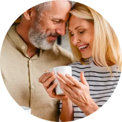 Älteres glückliches Ehepaar mit Tasse in der Hand